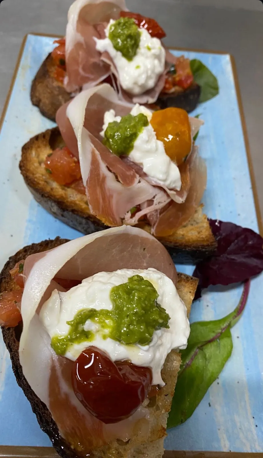 Bruschetta mit Parmaschinken, Burrata und Pesto