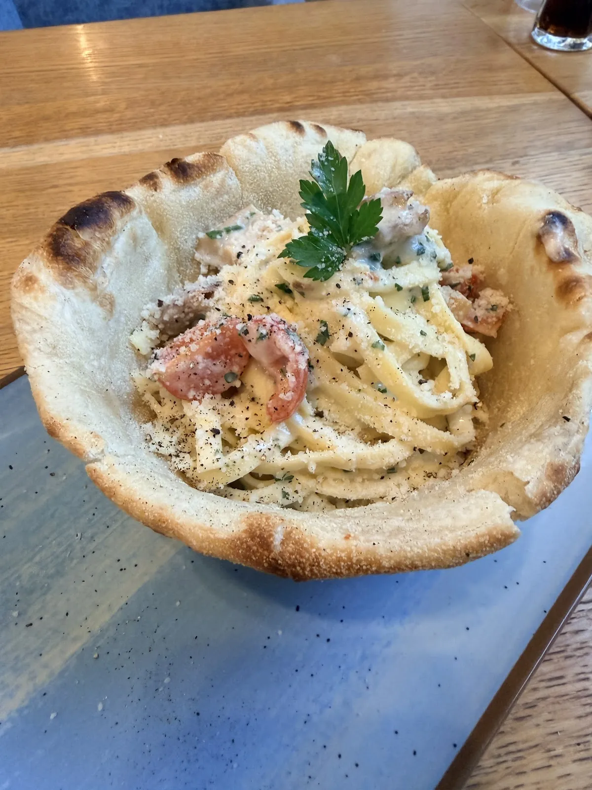 Fettuccine in einer Schale aus Pizzateig